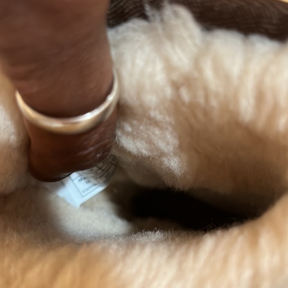 Kids size 1 UGGs boots - Picture 5 of 5